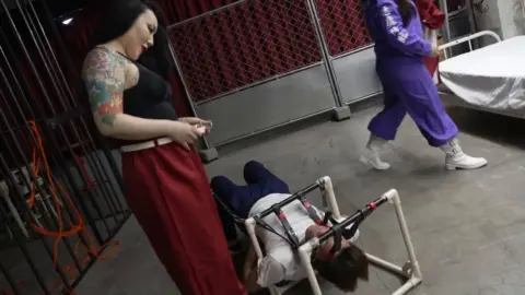 FaceSlap Japan Super Hard Cruel Facesitting Machine