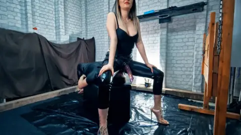 Noirqueenie – Face Sitting And Face Fuck Angle 2