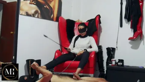 Mistress Isis Spain – S294 Ballbusting and foot massage