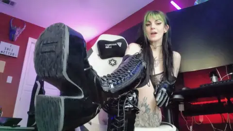 Prettyinpunk92 – Boot and body worship time