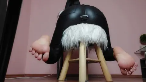 Missmarisa – Pegging You While u Sniff My Stinky Feet