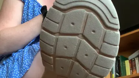 Itskinkerbell – Muddy Shoe Cleaning Slave