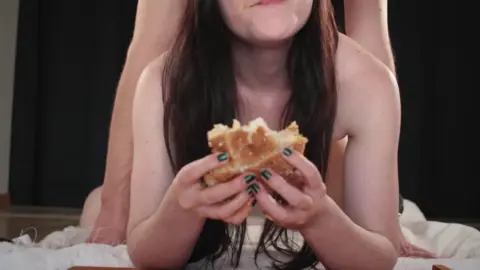 Domino Faye – Foodgasm Getting Fucked Eating a Burger