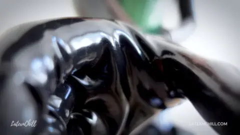Latexnchill – Rewired For Lexi Dronification Gasmask Gloves Latex