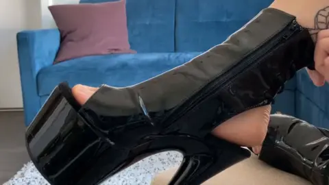 Servemickey – Rubbing Your Cock With My Feet