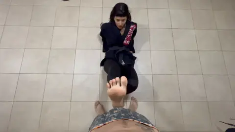 Maki Tkd – Latina Karateka Ballbusting Demonstration