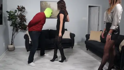 Paulina s Palace – Ballbusting Bosses
